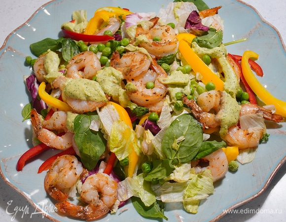 Салат с креветками, сладким перцем и заправкой из авокадо Салат с креветками, сладким перцем и заправкой из авокадо