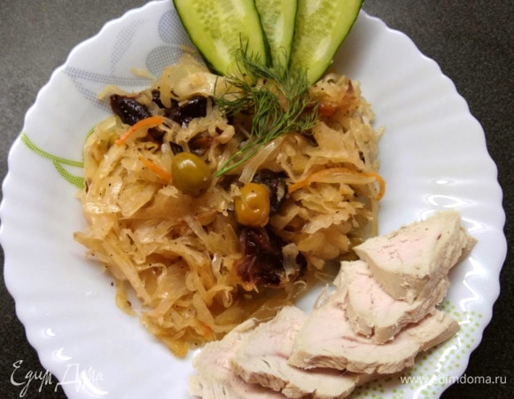Тушеная квашеная капуста с оливками и черносливом Тушеная квашеная капуста с оливками и черносливом