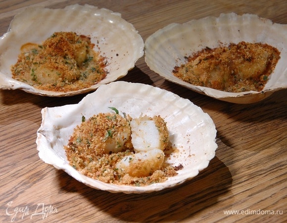 Морские гребешки, запеченные в сухарях и белом вине