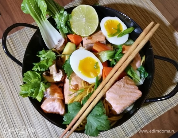 Турбо-боул с лососем, лапшой и овощами Турбо-боул с лососем, лапшой и овощами