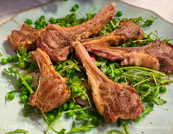Бараньи ребрышки с руколой и редисом 