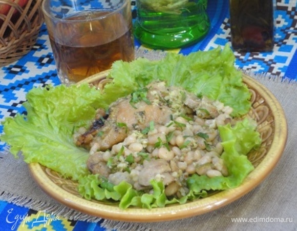 Куриные голени с фасолью и соусом песто из петрушки