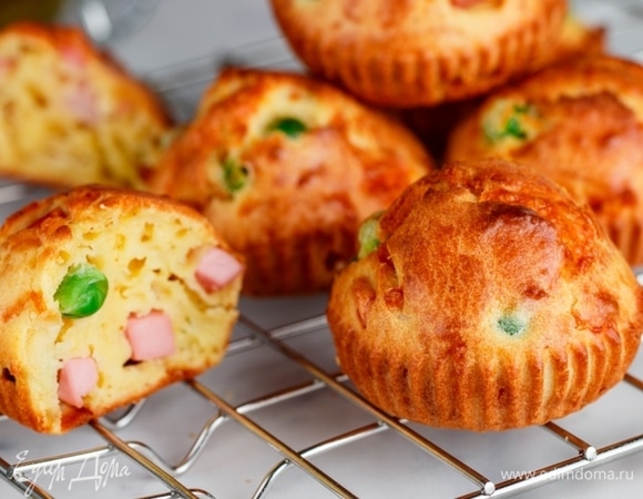 Закусочные маффины с сыром, колбасой и зеленым горошком