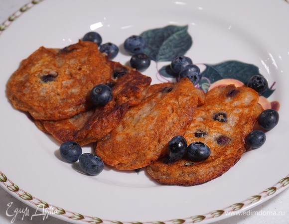 Мини-блинчики с голубикой и бананом на рисовом молоке
