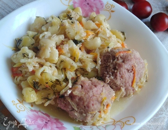 Макароны с котлетами на овощной подушке Макароны с котлетами на овощной подушке