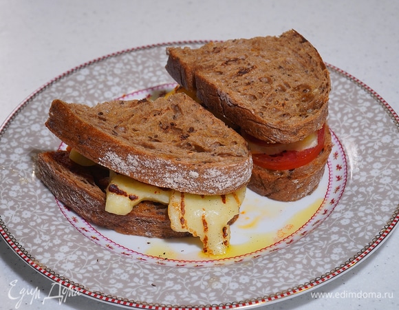 Бутерброд с сыром халуми, хариссой и медом 