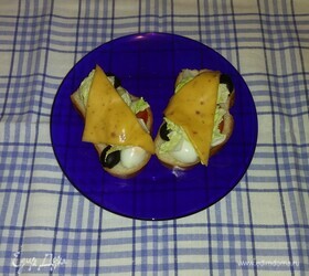 Горячие бутерброды с перепелиными яйцами и овощами