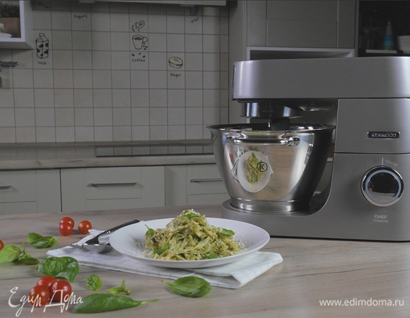 Домашние феттучине с соусом песто