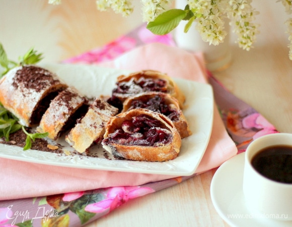 Вишнево-шоколадный штрудель