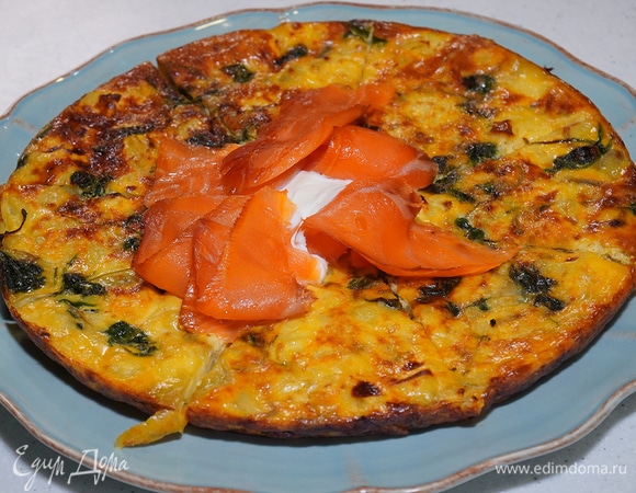 Яичница со шпинатом, картофелем и копченой семгой Яичница со шпинатом, картофелем и копченой семгой