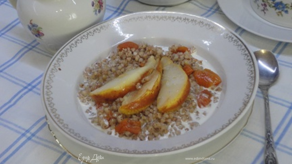 Гречневая каша с курагой и грушей