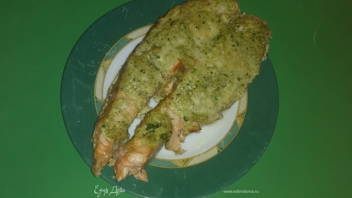 Семга в зеленом соусе