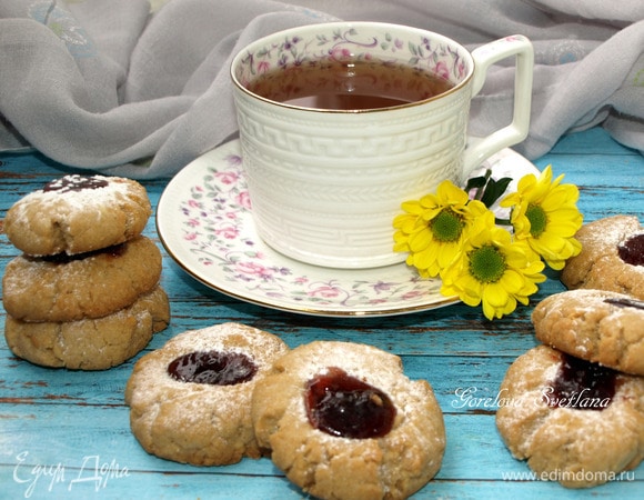 Печенье с арахисовой пастой и вишневым джемом Печенье с арахисовой пастой и вишневым джемом