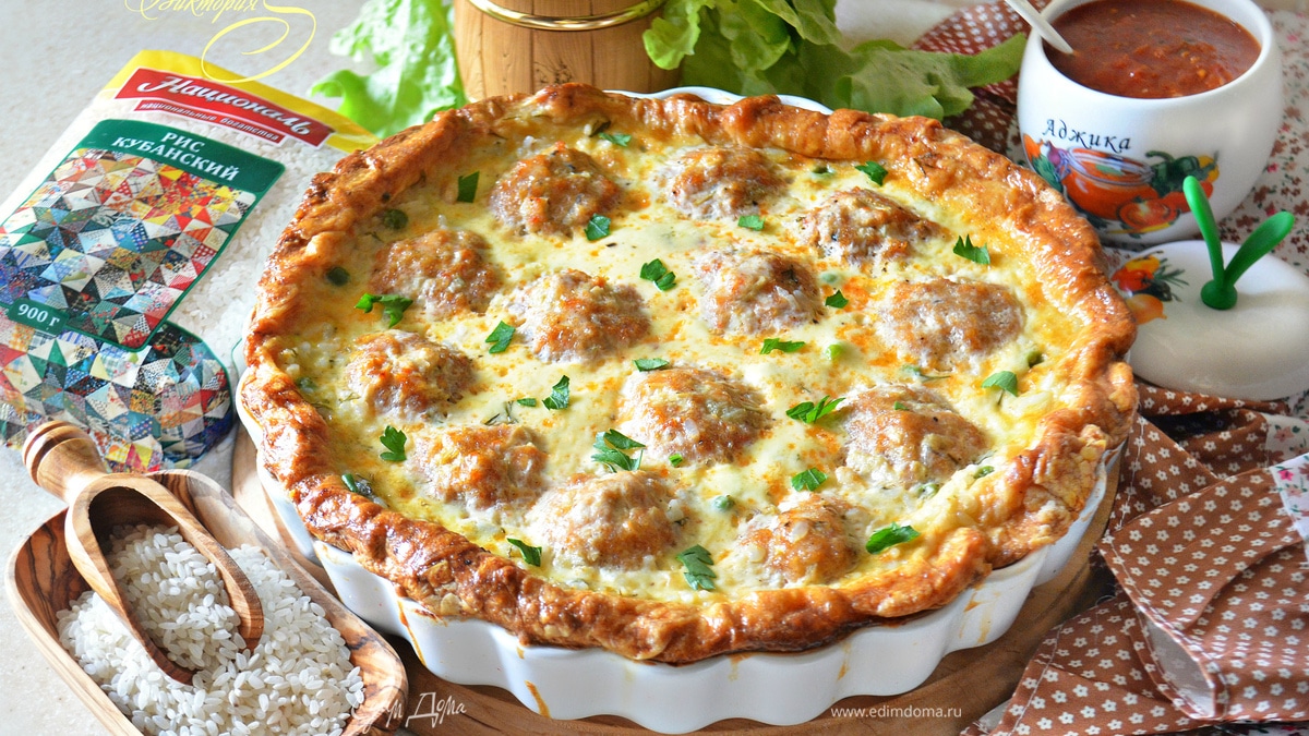 Открытый пирог с рисом и рыбными фрикадельками