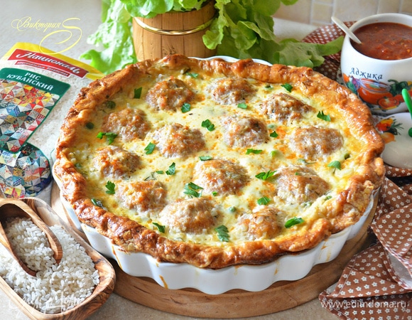 Открытый пирог с рисом и рыбными фрикадельками