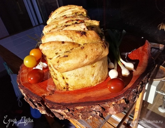 Чесночный отрывной хлеб со свежей зеленью 