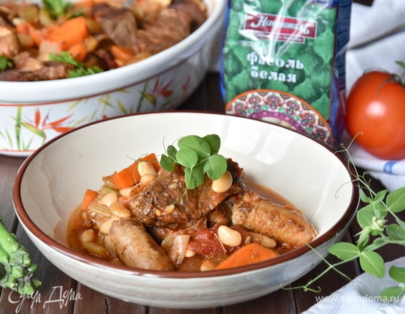 Кассуле из говядины с колбасками и белой фасолью Кассуле из говядины с колбасками и белой фасолью