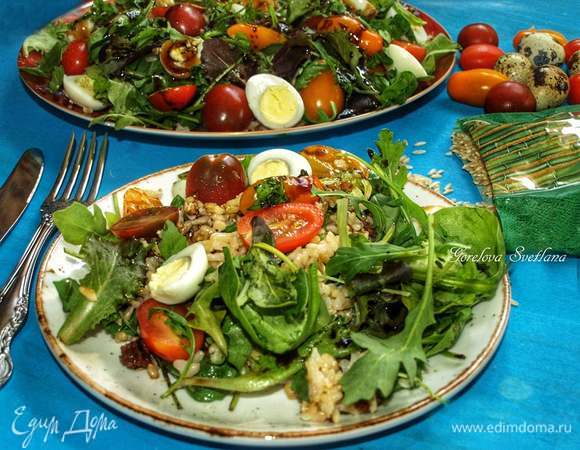 Салат из бурого риса с черри и перепелиными яйцами Салат из бурого риса с черри и перепелиными яйцами