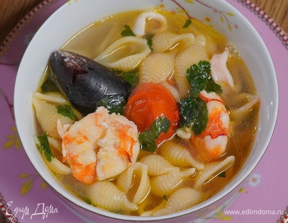 Итальянский суп с мидиями, креветками и кальмарами