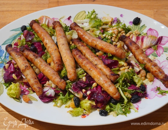 Салат с куриными колбасками, кедровыми орехами и изюмом