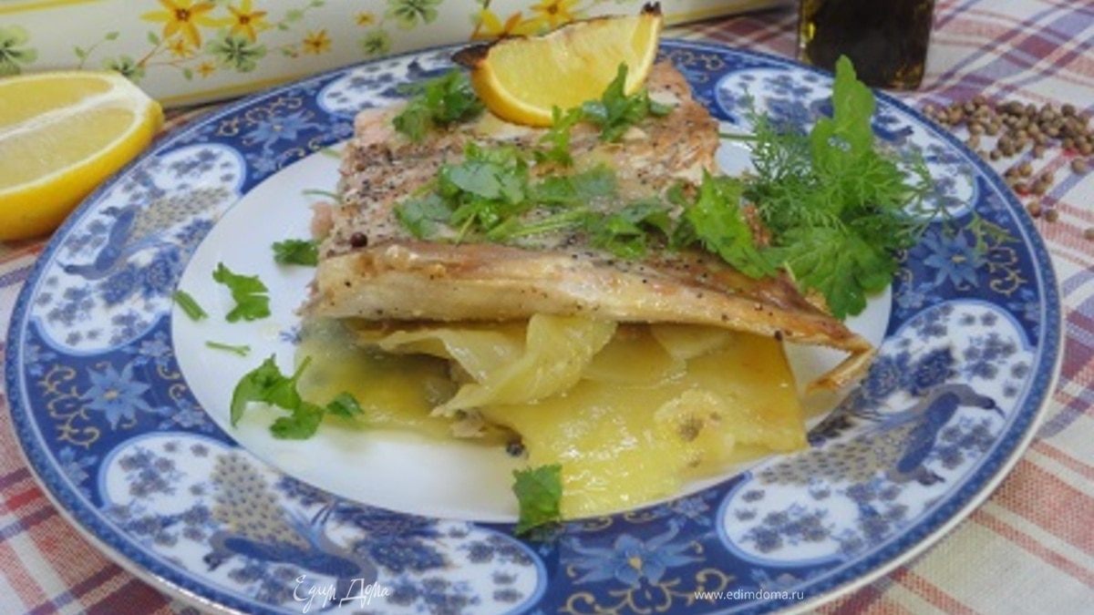 Горбуша на картофеле с чесноком и кориандром
