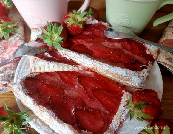 Слоеное пирожное с кремом и клубникой