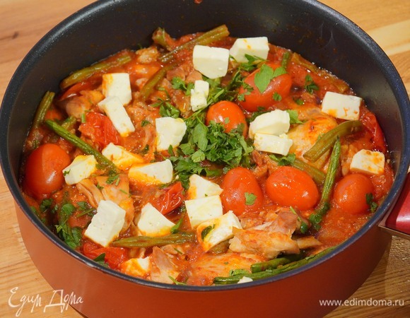 Куриное филе с помидорами и фасолью