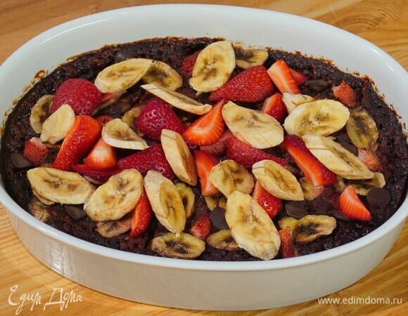 Шоколадно-овсяный пирог с бананами и клубникой Шоколадно-овсяный пирог с бананами и клубникой