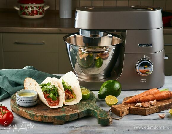 Домашняя тортилья с курицей и гуакамоле Домашняя тортилья с курицей и гуакамоле