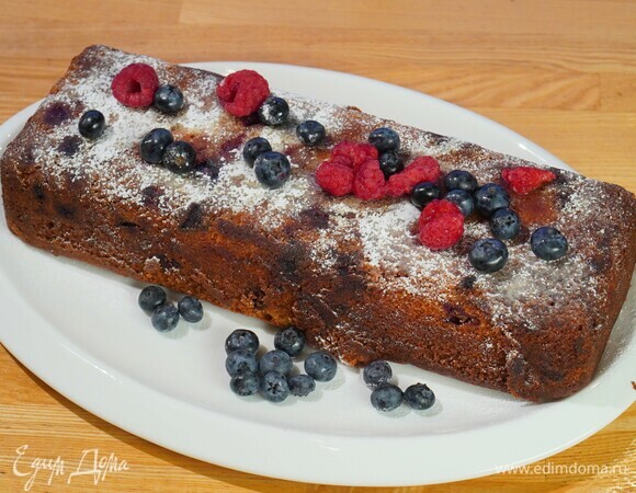 Воздушный кекс с малиной и голубикой 