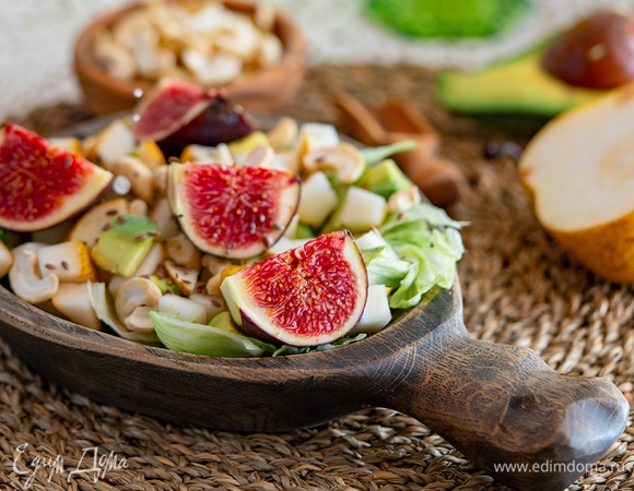 Салат с инжиром и медовой грушей Салат с инжиром и медовой грушей