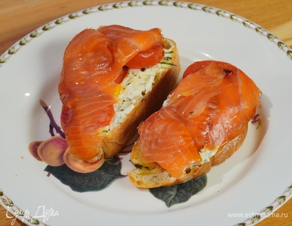 Бутерброды с лососем, помидорами и сливочным сыром 