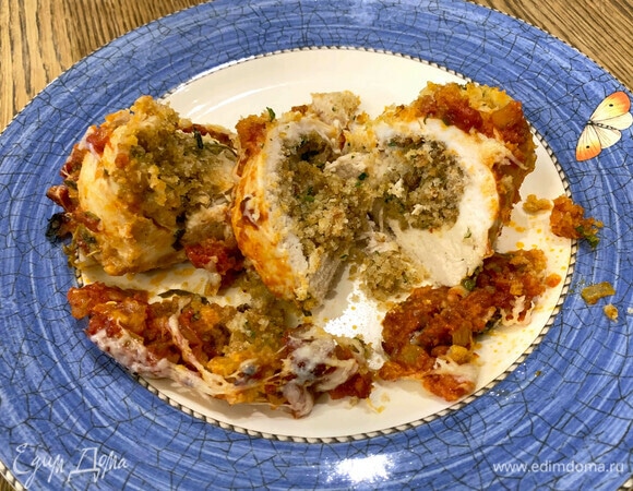 Фаршированные куриные грудки, запеченные в томатном соусе