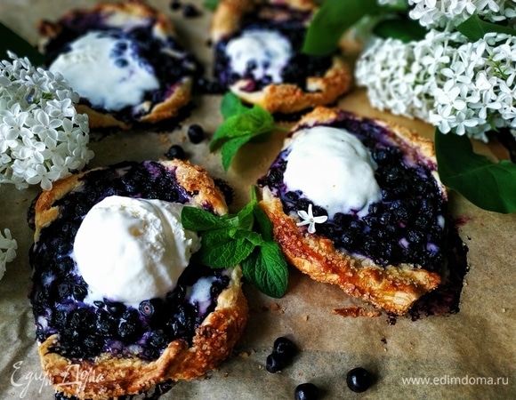 Слойки с черникой и мороженым Слойки с черникой и мороженым