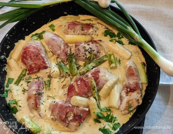 Рулетики из курицы со спаржей под сливочным соусом Рулетики из курицы со спаржей под сливочным соусом