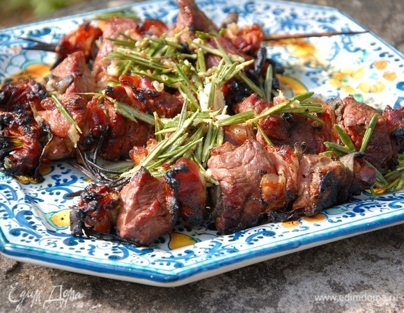 Ягнятина на розмариновых веточках, жаренная на гриле Ягнятина на розмариновых веточках, жаренная на гриле