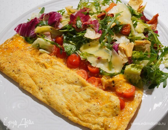 Омлет с помидорами черри и салатом из артишоков 