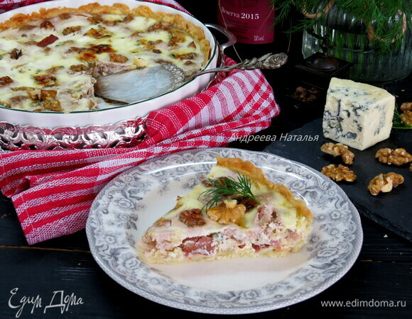 Пирог с луком, ветчиной и голубым сыром