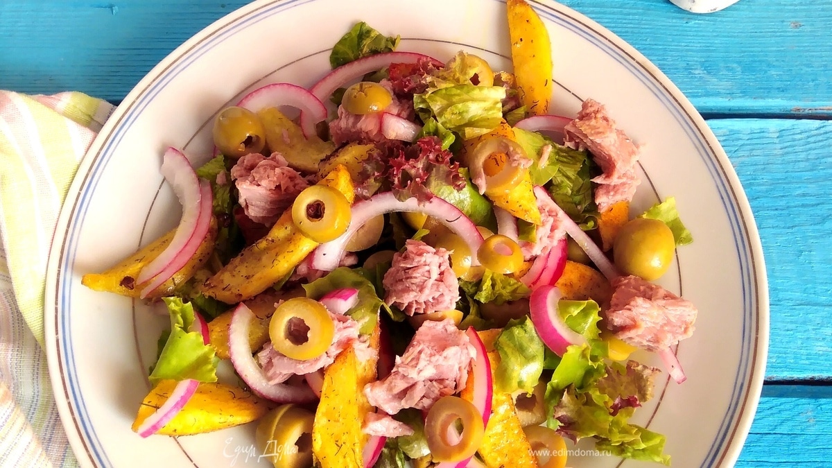 Салат с тунцом и картофельными дольками