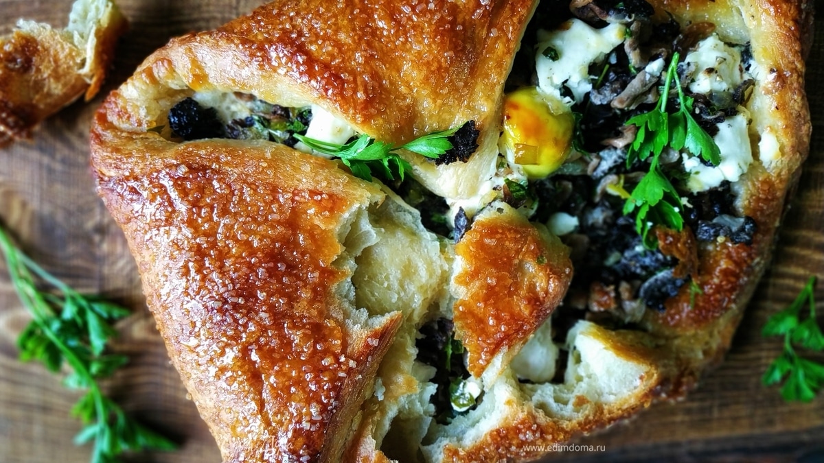 Слойка с мягким сыром и грибами