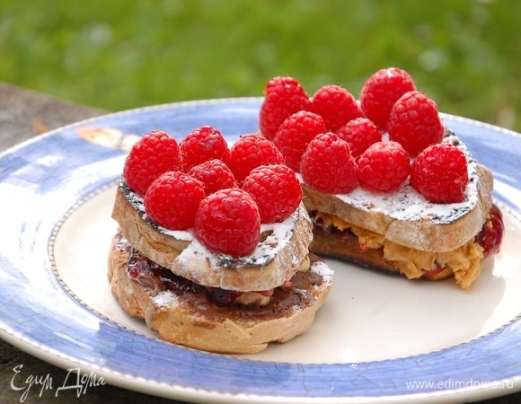 Тосты с шоколадом, орехами и малиной Тосты с шоколадом, орехами и малиной