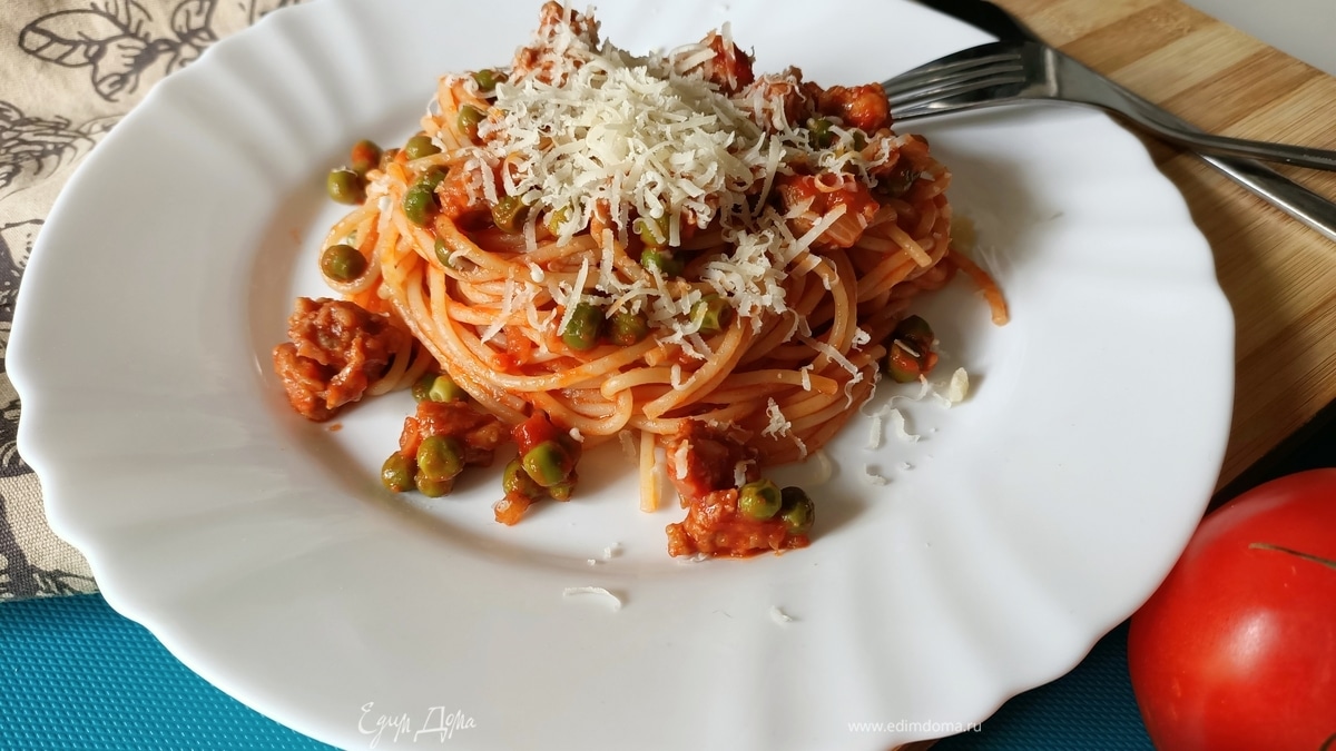 Спагетти с колбасками и зеленым горошком