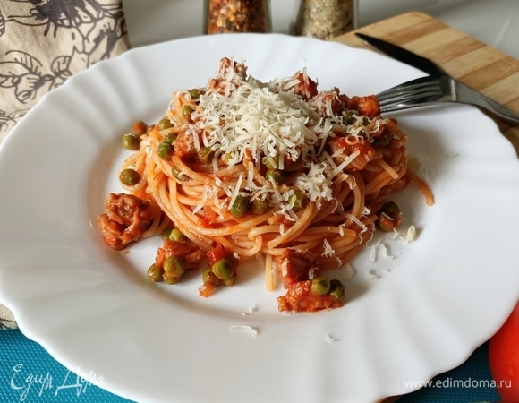 Спагетти с колбасками и зеленым горошком Спагетти с колбасками и зеленым горошком