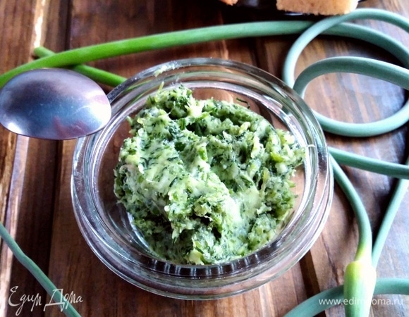 Паста из чесночных стрелок и сала 