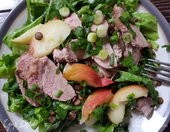 Теплый салат с уткой и печеными яблоками