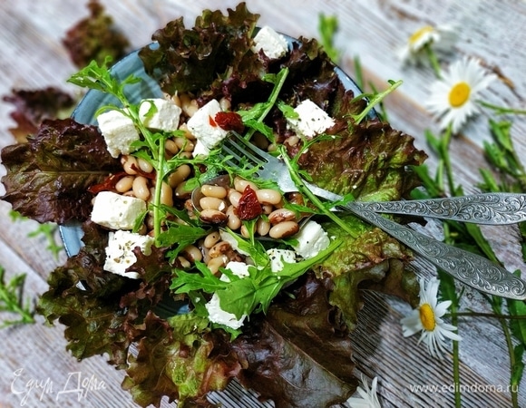 Салат с вялеными помидорами, руколой и фасолью