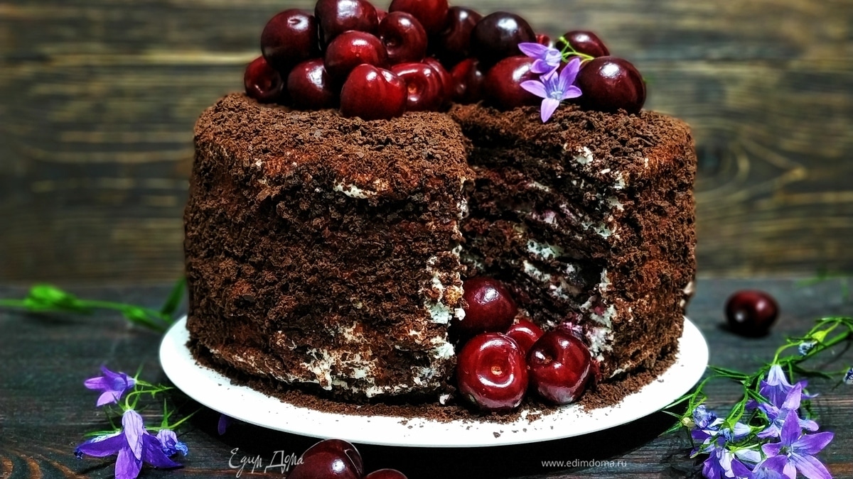 Шоколадный торт с пряной вишней