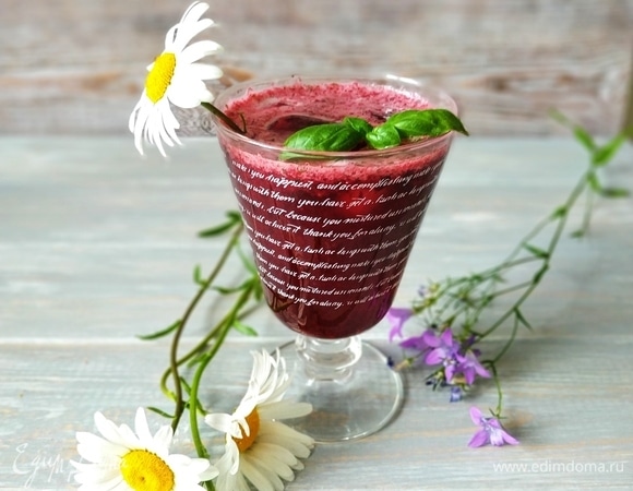 Летний напиток с черной смородиной и базиликом Летний напиток с черной смородиной и базиликом