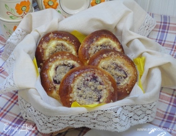 Ватрушки с творогом и вишней Ватрушки с творогом и вишней