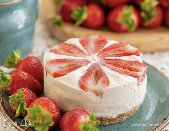 Веганский торт без выпечки с клубникой 